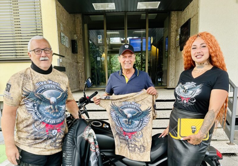 v.l. Biker Shirt Designer Alexander Kofler überreichte zusammen mit Biker Girl Vanessa Metzkow ein limitiertes Official Faaker See Biker Shirt an Finkensteins Bürgermeister Christian Poglitsch