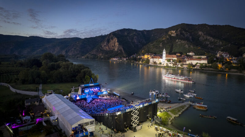 Traumkulisse an der Donau: Die STARnacht aus der Wachau verwandelt Rossatzbach am 18. und 19. September in einen glamourösen Star-Rummelplatz.