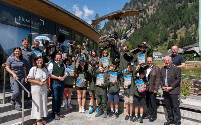 Die frischgebackenen Junior-Ranger im Kreise ihrer Gratulanten: Nationalpark-Rangerin Karoline Winkler, Nationalparkdirektorin-Stellvertreter Johann Keuschnig, Nationalparkreferentin LR.in Marika Lagger-Pöllinger, Bundesminister Norbert Totschnig und (auf der rechten Seite) Kärntnermilch-Direktor Helmut Petschar, Peter Rupitsch, Direktor des Vereins „fans&friends“ des Nationalparks Hohe Tauern und der Mallnitzer Bürgermeister Günther Novak