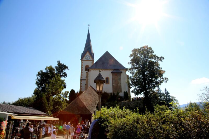 Tradition trifft Unterhaltung: Der Maria Wörther Kirchtag bietet am 15. August 2026 volles Programm vom Frühschoppen bis zur Alpakawanderung.