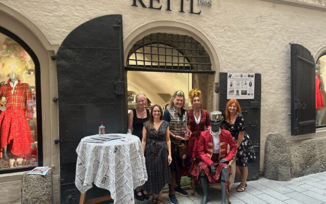 v.l. Hannah Unterguggenberger, Thomas Rettl, Julia Drack und Nathaly Rettl vor dem Rettl 1868 Store in der Judengasse in Salzburg