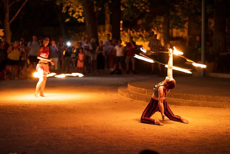 Magische Augenblicke am Wörthersee: Der Pörtschacher Promenadenzauber lockt jeden Mittwoch und Donnerstag mit Gauklerkunst und spektakulären Feuershows.