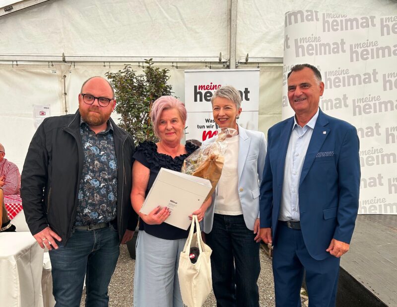 Die Mieter einer neuen Wohnanlage in Lendorf erhielten von Wohnbaureferentin LHStv.in Gaby Schaunig, Bürgermeister Simon Pleschberger (links) und meine Heimat-Vorstand Helmut Kusternig die Schlüssel zu ihrem neuen Zuhause.
