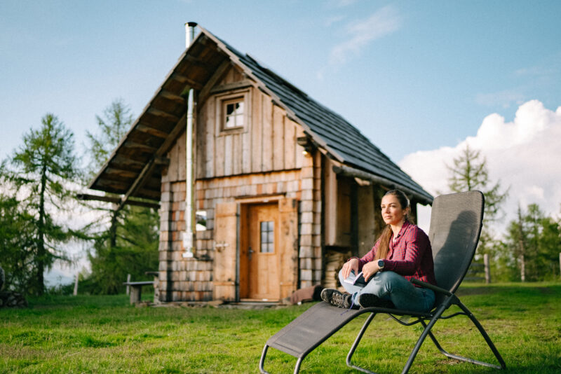 Kärntner Bergbauernhof mit Almhütte, grünen Wiesen und Bergen im Sommer