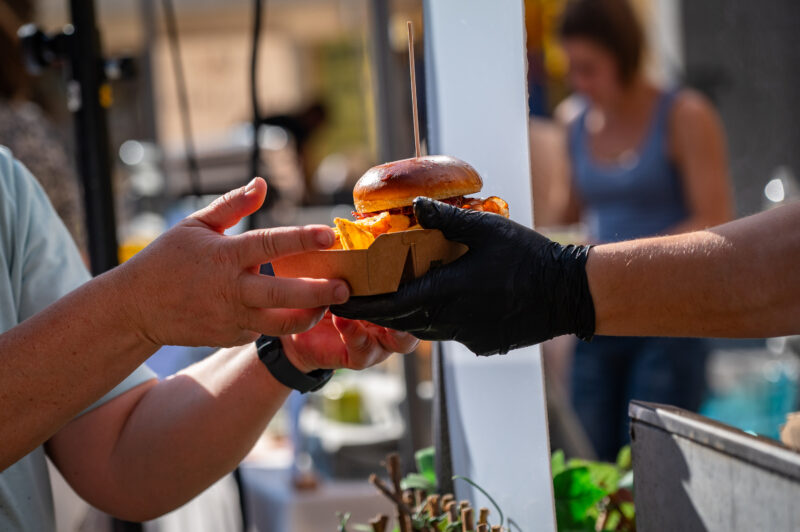 Streetfood Market mit Motorrädern und Gästen am Nikolaiplatz in Villach