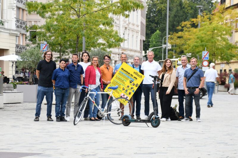 Stadtrat Jabali mit Mitwirkenden und Unterstützer der Mobilitätswoche.