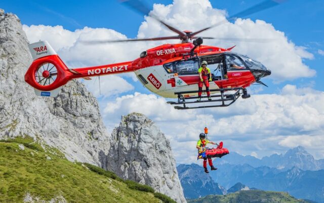 Spektakuläre Demonstration vor Traumkulisse: Eine Windenbergung zeigte den Besuchern auf der Watschiger Alm die Präzision der ARA-Flugretter.