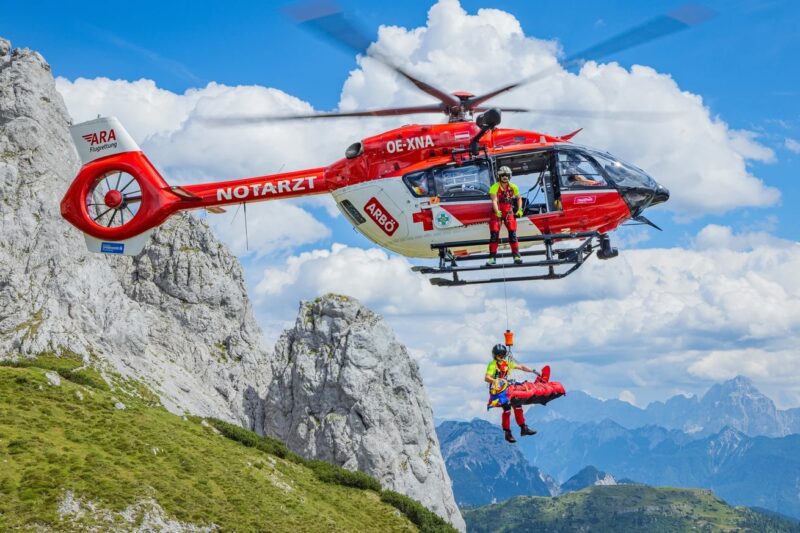 Spektakuläre Demonstration vor Traumkulisse: Eine Windenbergung zeigte den Besuchern auf der Watschiger Alm die Präzision der ARA-Flugretter.
