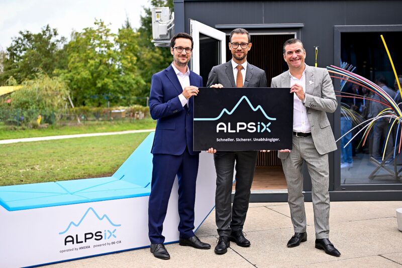 Digitaler Startschuss für Kärnten: LR Sebastian Schuschnig, DE-CIX-CEO Ivo Ivanov und Anexia-CEO Alexander Windbichler gaben den offiziellen Start für den Internet-Knotenpunkt ALPSiX.