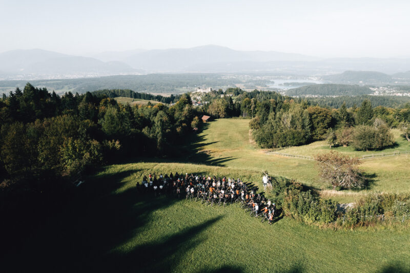Biken, Campen und neue Freunde finden: Das BUCKETRIDE-Konzept setzt auf entspannte Vibes und echte Community-Momente am Faaker See.