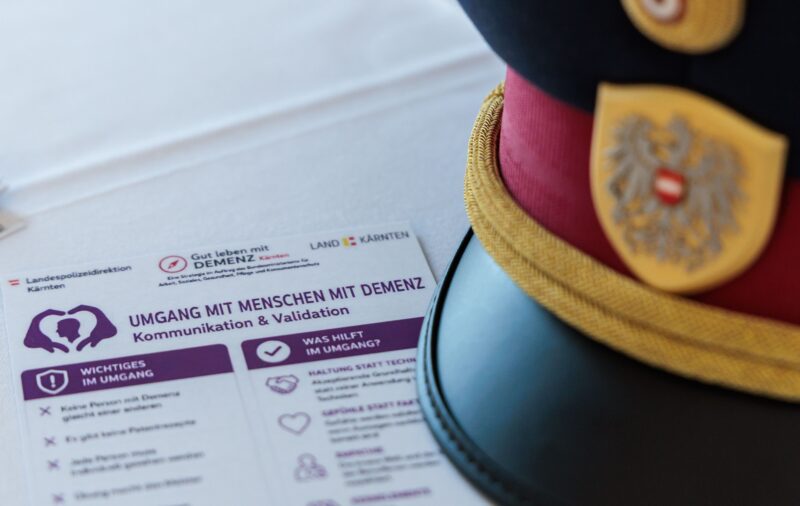 Sicherheit durch Verständnis: Kärntner Polizeibeamte erhielten nach absolvierter Schulung ihre Zertifikate für den geschulten Umgang mit Menschen mit Demenz.