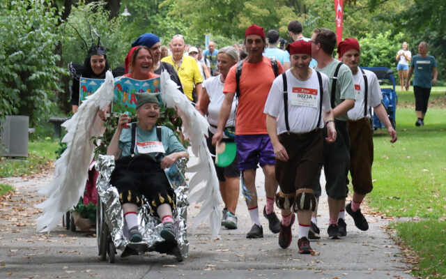 Märchenhafte Nightrun-Helden: Das Team des Hauses Ikarusgasse von pro mente kärnten sicherte sich als sieben Zwerge und böse Königin den 3. Platz in der Kostümwertung.