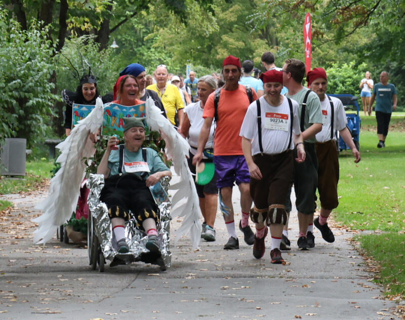 Märchenhafte Nightrun-Helden: Das Team des Hauses Ikarusgasse von pro mente kärnten sicherte sich als sieben Zwerge und böse Königin den 3. Platz in der Kostümwertung.
