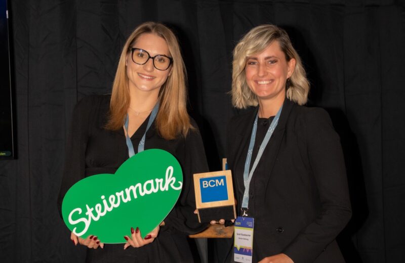 Abgeräumt! Lara Sere und Sara Nussbaumer nehmen den gemeinsamen Preis für Kärnten Werbung und Steiermark Tourismus in Hamburg entgegen.