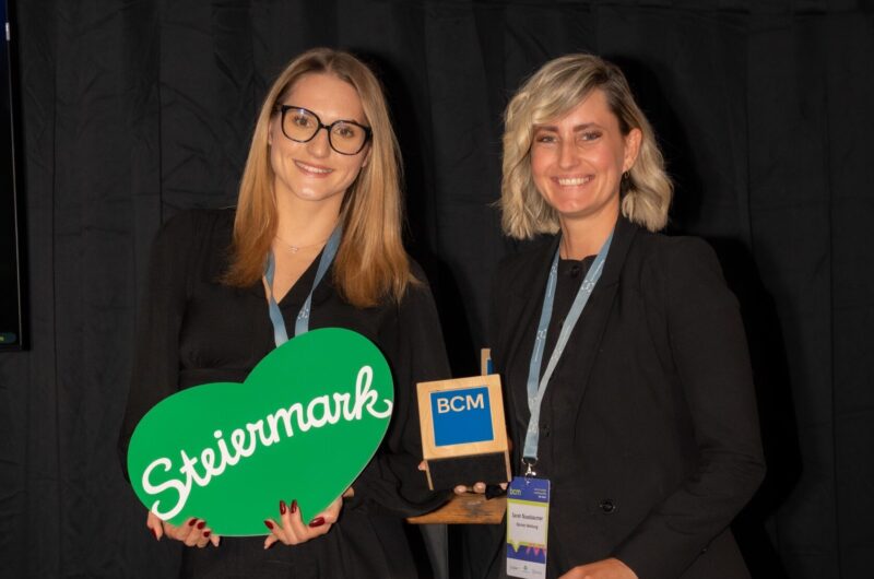 Abgeräumt! Lara Sere und Sara Nussbaumer nehmen den gemeinsamen Preis für Kärnten Werbung und Steiermark Tourismus in Hamburg entgegen.