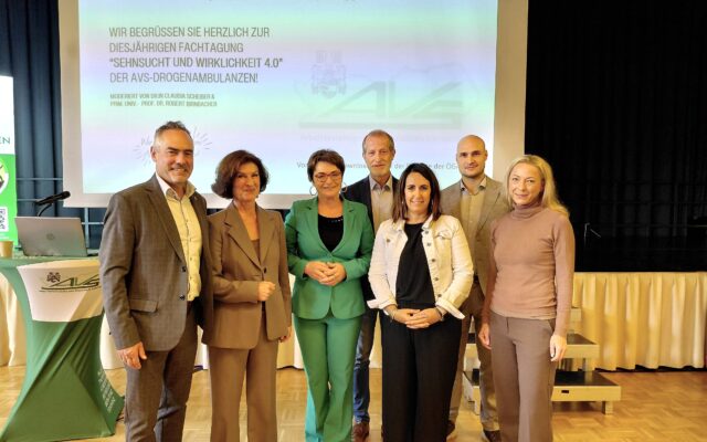 Fachtagung der AVS-Drogenambulanzen: Gottlieb Türk (Leiter des Landeskriminalamtes), AVS-Fachbereichsleiterin Claudia Scheiber, Landesrätin Beate Prettner, AVS-GF Klaus Harter, Stadträtin Sylvia Greiler, Guido Schützelhofer (Landeskriminalamt) und Kärntens Suchtkoordinatorin Eva Maria Adlmann