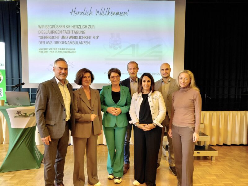 Fachtagung der AVS-Drogenambulanzen: Gottlieb Türk (Leiter des Landeskriminalamtes), AVS-Fachbereichsleiterin Claudia Scheiber, Landesrätin Beate Prettner, AVS-GF Klaus Harter, Stadträtin Sylvia Greiler, Guido Schützelhofer (Landeskriminalamt) und Kärntens Suchtkoordinatorin Eva Maria Adlmann
