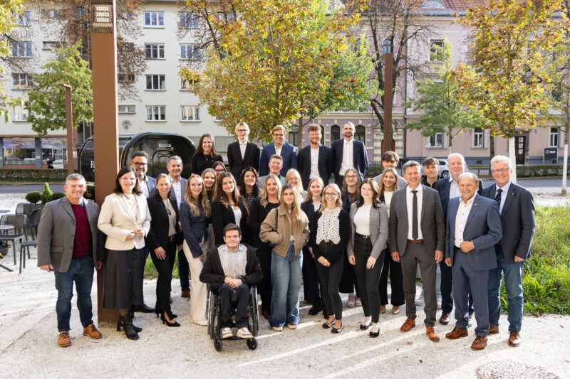 Die Absolventen 2025 und 2026 mit LR.in Marika Lagger-Pöllinger und LH Daniel Fellner.