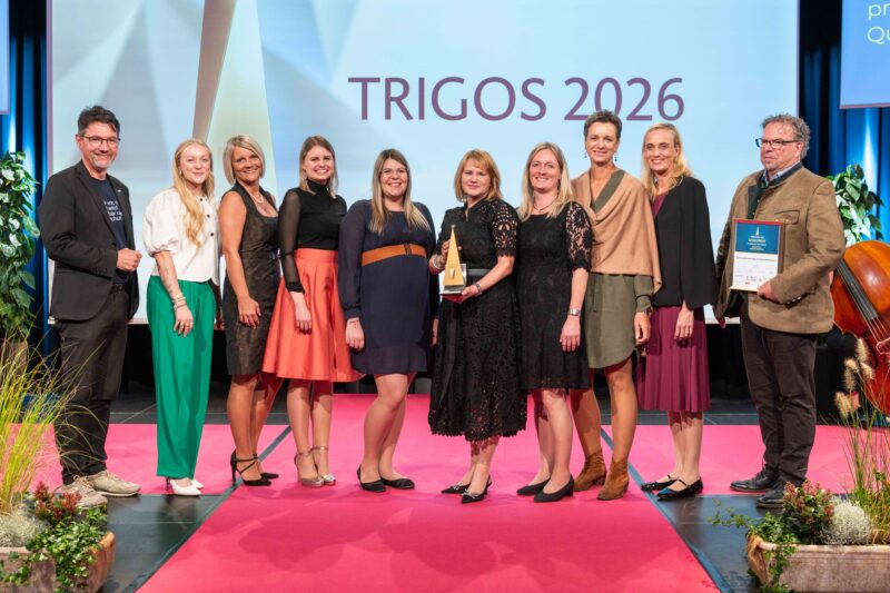 Vertreter von Urlaub am Bauernhof Kärnten mit der TRIGOS-Trophäe bei der Preisverleihung in Velden