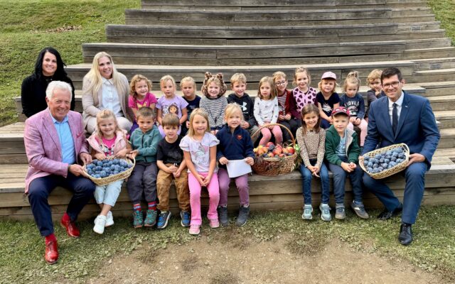 LH-Stv. Martin Gruber und BGM Herbert Gaggl mit Pädagoginnen und Kindern des Kindergarten Moosburg