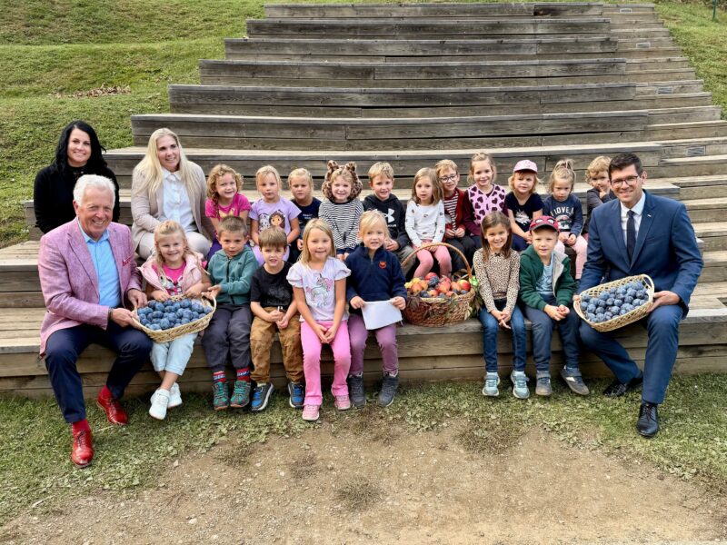 LH-Stv. Martin Gruber und BGM Herbert Gaggl mit Pädagoginnen und Kindern des Kindergarten Moosburg