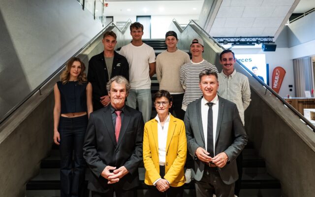 LH Daniel Fellner mit Vizerektorin Doris Hattenberger, Projektbetreuer Thomas Brandauer und den neuen Studierenden, die in diesem Semester in das Projekt „Spitzensport und Studium“ starten.