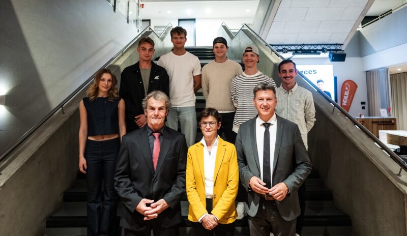 LH Daniel Fellner mit Vizerektorin Doris Hattenberger, Projektbetreuer Thomas Brandauer und den neuen Studierenden, die in diesem Semester in das Projekt „Spitzensport und Studium“ starten.