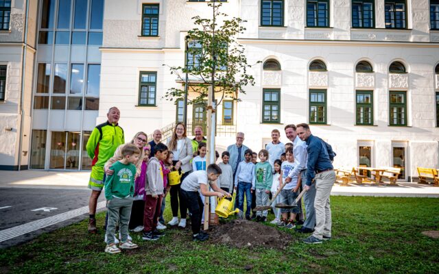 Bürgermeister Günther Albel und die Erste Vizebürgermeisterin Sarah Katholnig pflanzten gemeinsam mit Schülern der VS1 - Am Stadtpark den ersten Baum.