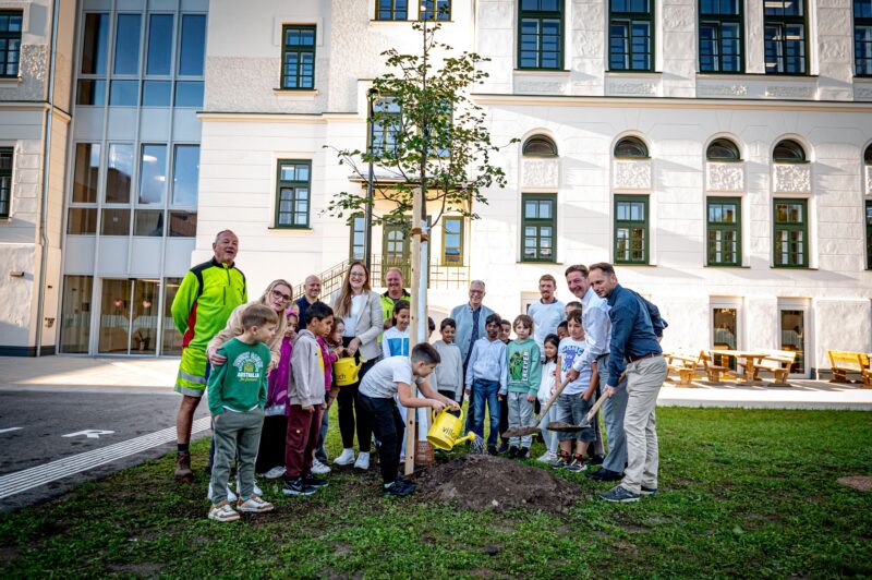 Bürgermeister Günther Albel und die Erste Vizebürgermeisterin Sarah Katholnig pflanzten gemeinsam mit Schülern der VS1 - Am Stadtpark den ersten Baum.