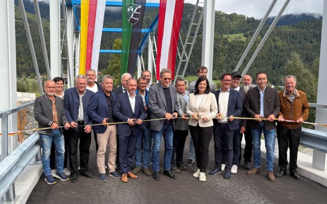 Landesrätin Marika Lagger-Pöllinger bei der Eröffnung des Schutzprojektes der Waidegger Gailbrücke