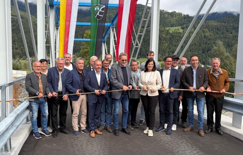 Landesrätin Marika Lagger-Pöllinger bei der Eröffnung des Schutzprojektes der Waidegger Gailbrücke